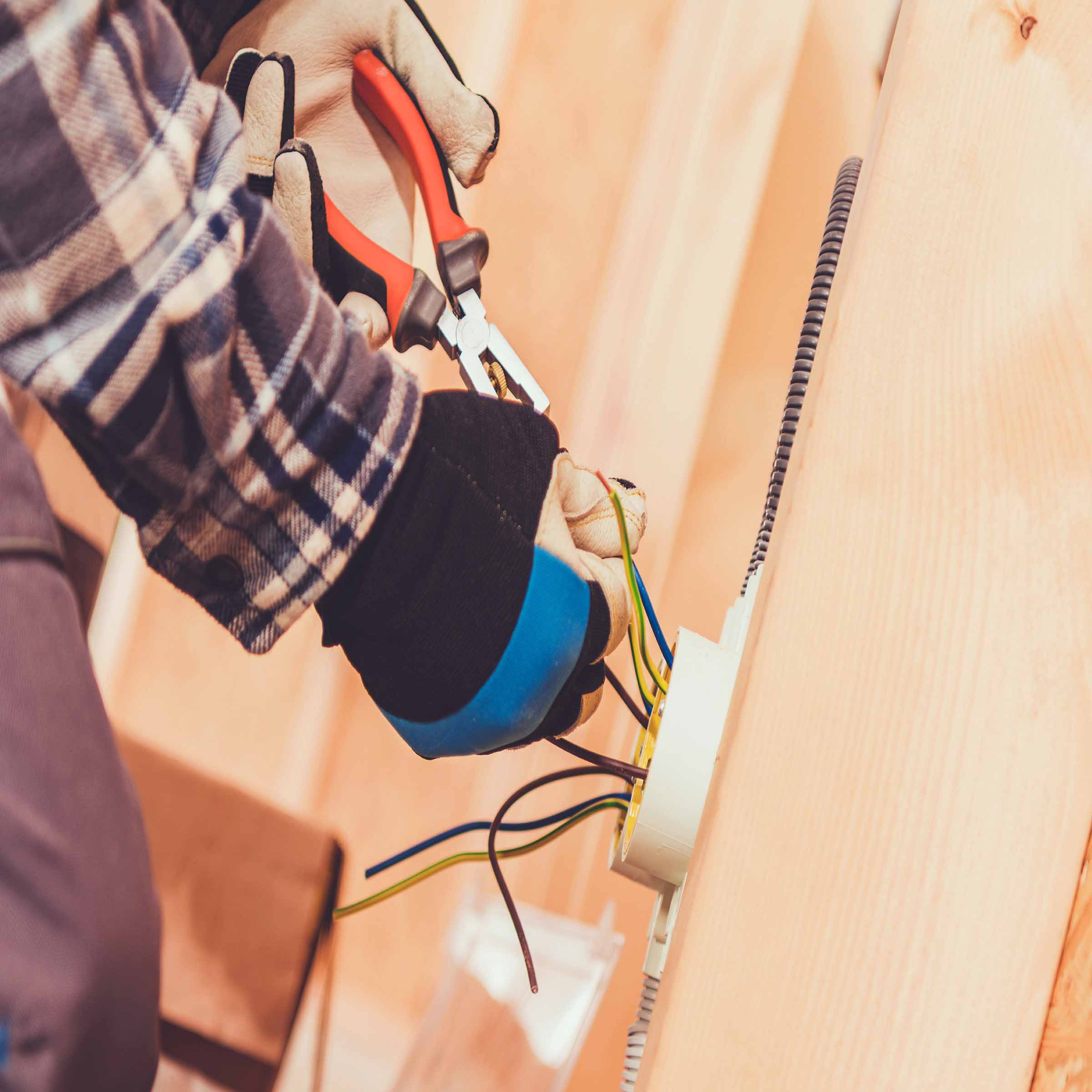 How Much Does An Electrician Earn In The Uk